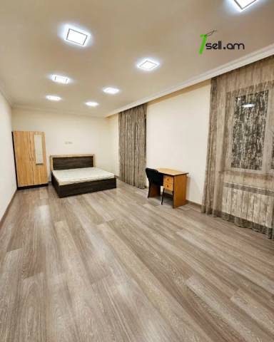 Երեք հարկանի քարե տուն Նոր Արեշի 2րդ փողոցում Էրեբունիում, 450 ք.մ., 3+ սանհանգույց