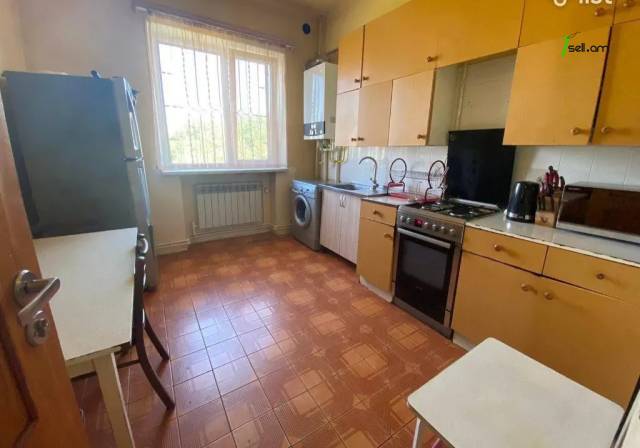 Երեք հարկանի քարե տուն Սերո Խանզադյան փողոցում Նորք Մարաշում, 370 ք.մ., 3+ սանհանգույց, մեծ հողամաս