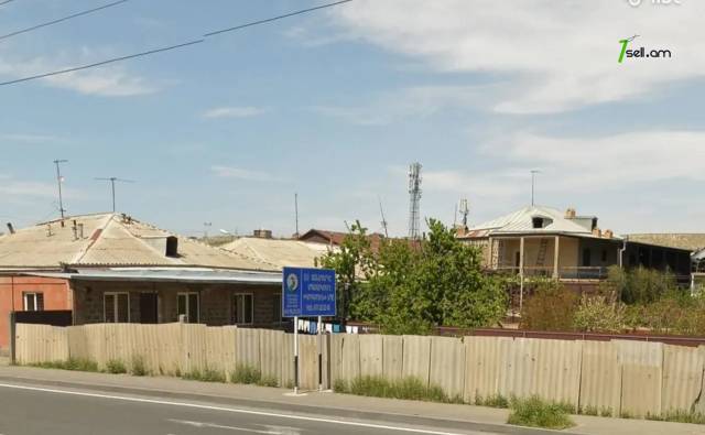 Մեկ հարկանի քարե տուն Երևանյան փողոցում Փարաքարում, 222 քմ, մասնակի վերանորոգում