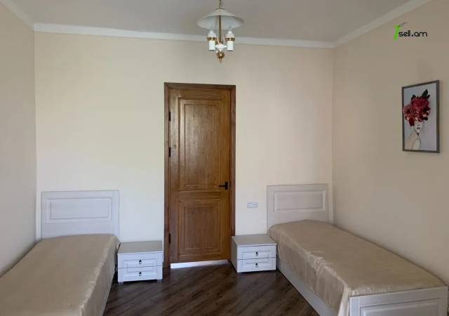 3 սենյականոց բնակարան Չարենցի փողոցում, 90 ք.մ., 3/5 հարկ, կապիտալ վերանորոգված, քարե շենք