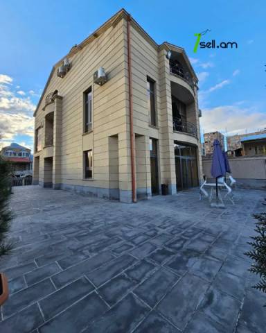 Երեք հարկանի քարե տուն Նար-Դոսի փողոցում կենտրոնում, 1510 ք.մ., 3+ սանհանգույց, կապիտալ վերանորոգված