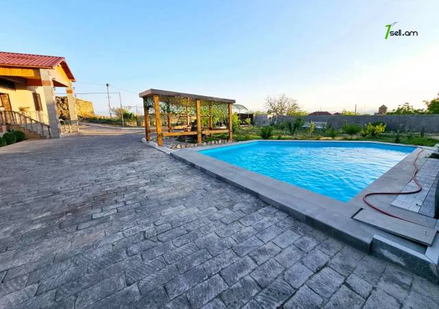 Երկու հարկանի քարե տուն, Աշտարակի խճուղի Աշտարակում, 1400 ք.մ., 2 սանհանգույց, կապիտալ վերանորոգված