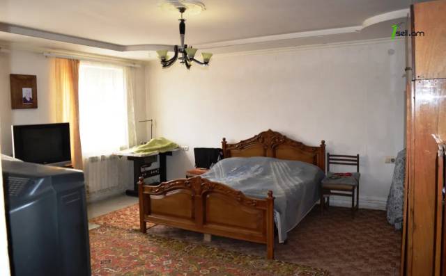Երկու հարկանի քարե տուն Կնունյանց փողոցում Գյումրիում, 279 քմ, 2 սանհանգույց, եվրովերանորոգված