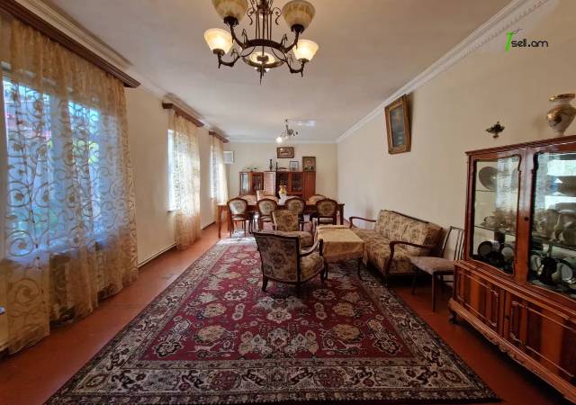 Երկու հարկանի քարե տուն Խորեն Խաչատրյան փողոցում Աջափնյակում, 300 ք.մ., 2 սանհանգույց