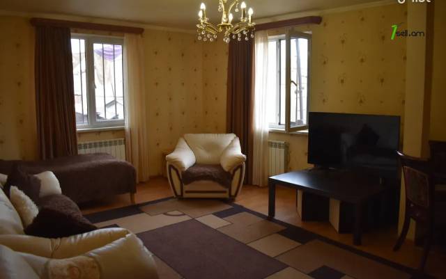 3 սենյականոց բնակարան Կարապետ Ուլնեցու փողոցում, 90 ք.մ., 2/6 հարկ, եվրովերանորոգված, քարե շենք