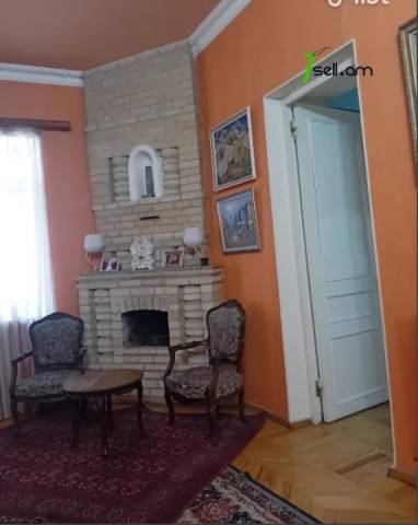 Երկու հարկանի տուն Զարոբյան փողոցում կենտրոնում, 221 ք.մ., 2 սանհանգույց