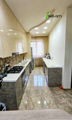 Երեք հարկանի քարե տուն Մարշալ Բաբաջանյանի փողոցում Ավանում, 420 ք.մ., 2 սանհանգույց