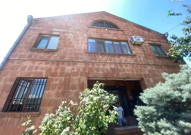 Երեք հարկանի տուն Լենինգրադյան փողոցում Աջափնյակում, 425 ք.մ., 3+ սանհանգույց, եվրովերանորոգված