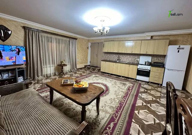 Երեք հարկանի քարե տուն 1-ին փողոցում Զովունիում, 800 ք.մ., 3+ սանհանգույց, կապիտալ վերանորոգված