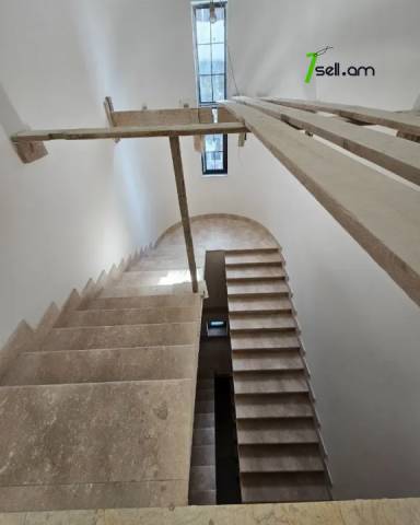 Երեք հարկանի քարե տուն Գևորգ Վարդանյան փողոցում Արաբկիրում, 1660 քմ, 3+ սանհանգույց