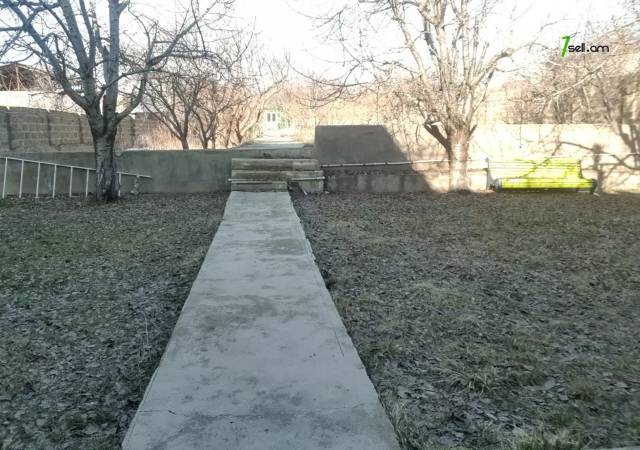 Երկու հարկանի քարե տուն Աբովյանում, 1600 ք.մ.