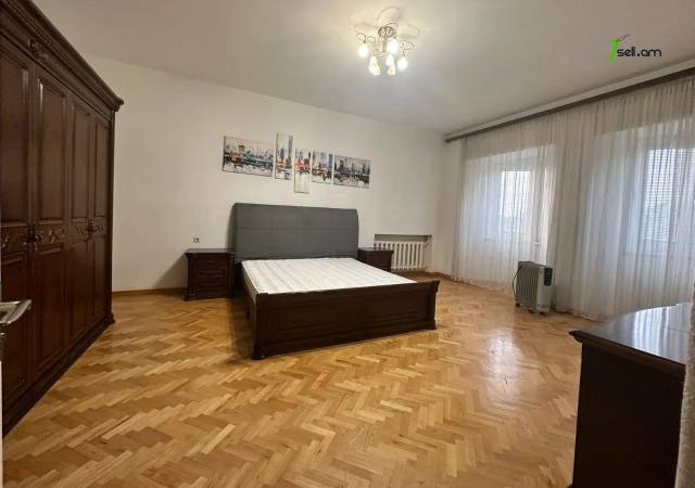 Երկու հարկանի քարե տուն Դավիթ Բեկի փողոցում Էրեբունիում, 250 քմ, 3+ սանհանգույց, եվրովերանորոգված