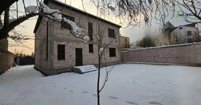 Երկու հարկանի տուն Պարույր Սևակի փողոցում Ավանում, 888 քմ, 2 սանհանգույց, մասնակի վերանորոգում