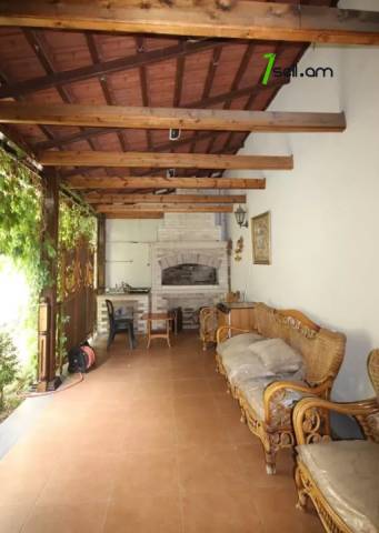 Երեք հարկանի քարե տուն Սևքարեցի Սաքոյի փողոցում Արաբկիրում, 600 ք.մ., 3+ սանհանգույց