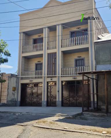 Երեք հարկանի քարե տուն Գաջեգործների փողոցում Էրեբունիում, 900 քմ, 2 սանհանգույց