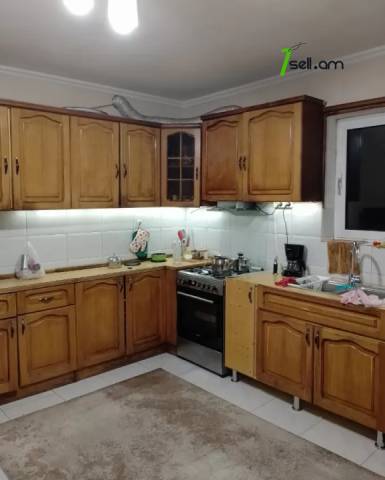 Երկու հարկանի քարե տուն Նոր Արեշի 35րդ փողոցում Էրեբունիում, 450 ք.մ., 3+ սանհանգույց