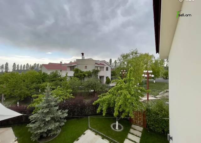 Երկու հարկանի քարե տուն Ամառանոցային փողոցում Ձորաղբյուրում, 280 ք.մ., 3+ սանհանգույց