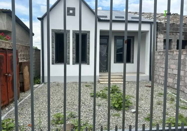 Մեկ հարկանի քարե տուն 6-րդ փողոցում Գեղանիստում, 320 քմ, մասնակի վերանորոգում