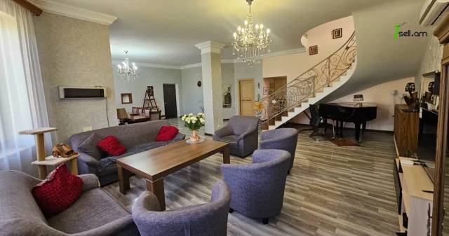 Երկու հարկանի քարե տուն Սիլիկյան 5-րդ փողոցում Աջափնյակում, 3000 քմ, 2 սանհանգույց, մեծ հողամաս