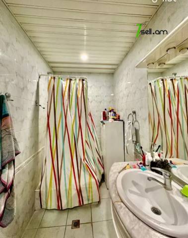 3 սենյականոց բնակարան Սայաթ-Նովայի պողոտայում, 112 քմ, նախավերջին հարկ, եվրովերանորոգված, քարե շենք