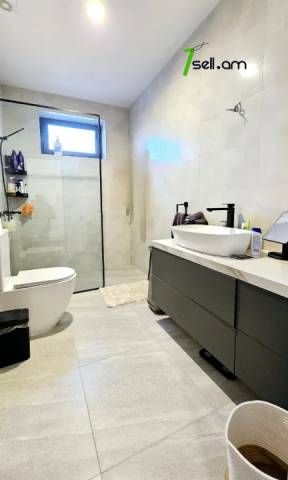 Երկու հարկանի քարե թաունհաուզ Առինջի 4-րդ փողոցում Առինջում, 560 ք.մ., 3+ սանհանգույց