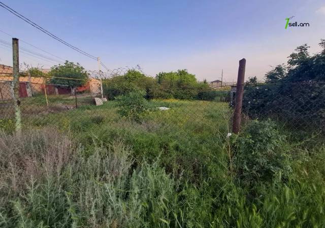 Հողատարածք բնակելի շինությունների համար Ավանում, 1000 ք.մ.