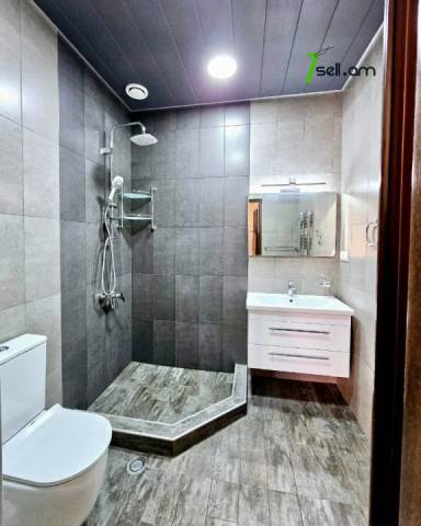 Երկու հարկանի քարե տուն Քաջազնունի փողոցում կենտրոնում, 1050 ք.մ., 3+ սանհանգույց