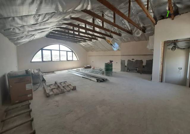 Չորս հարկանի քարե տուն Շևչենկոյի փողոցում կենտրոնում, 420 քմ, 3+ սանհանգույց, մասնակի վերանորոգում