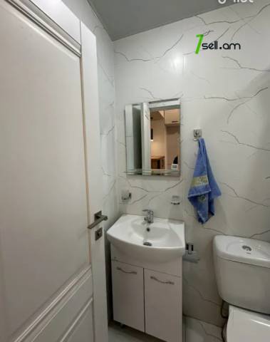 2 սենյականոց բնակարան Արամ Խաչատրյան փողոցում, 46 ք.մ., 1/5 հարկ, եվրովերանորոգված, քարե շենք