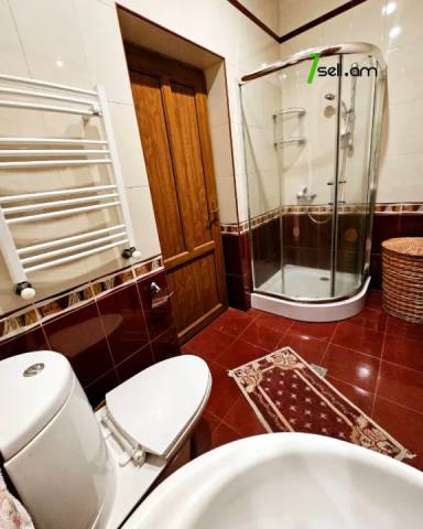 Երեք հարկանի քարե տուն, Գ-1 թաղամաս Աջափնյակում, 1391 ք.մ., 3+ սանհանգույց, կապիտալ վերանորոգված