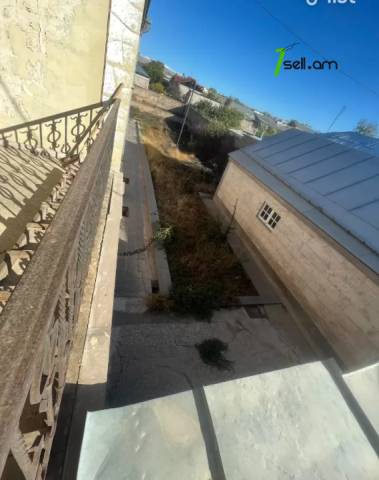 Երկու հարկանի քարե տուն Աբովյանում, 1170 ք.մ., 2 սանհանգույց, մասնակի վերանորոգում