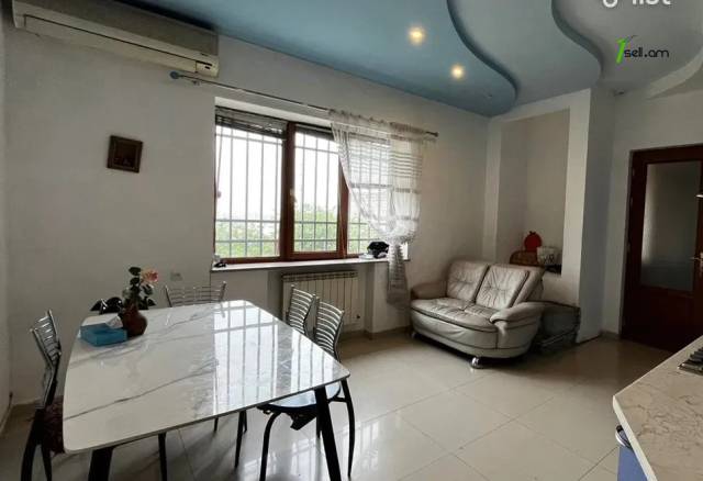 Երեք հարկանի տուն Լենինգրադյան փողոցում Աջափնյակում, 425 ք.մ., 3+ սանհանգույց, եվրովերանորոգված