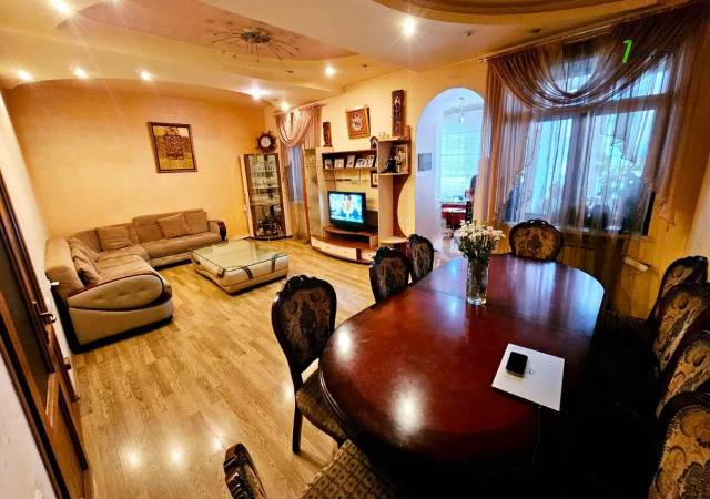 5 սենյականոց բնակարան Նալբանդյան փողոցում, 140 ք.մ., 2 սանհանգույց, բարձր առաստաղներ