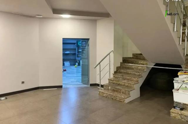 Գրասենյակային տարածք Խանջյան փողոցում կենտրոնում, 260 ք.մ.