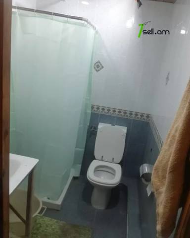 7 սենյականոց բնակարան Գրիգոր Լուսավորչի փողոցում, 221 ք.մ., 2 սանհանգույց, քարե շենք