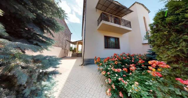 Երեք հարկանի քարե տուն Ջրվեժում, 570 քմ, 2 սանհանգույց, եվրովերանորոգված