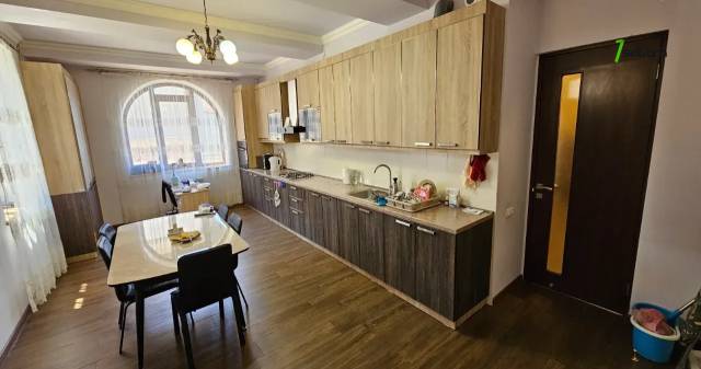 Երեք հարկանի տուն, Դուրյան թաղամաս Ավանում, 1190 քմ, 3+ սանհանգույց, կապիտալ վերանորոգված