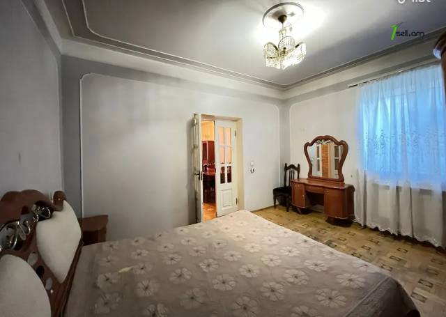 Երկու հարկանի քարե տուն Մարշալ Խուդյակովի փողոցում Ավանում, 286 ք.մ., 2 սանհանգույց