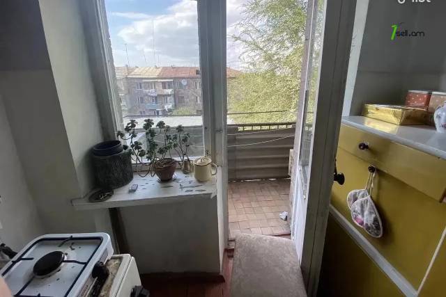 Ընդարձակ 1 սենյականոց բնակարան, Դավիթ Մալյան փողոցի նրբանցք, 57 ք.մ., 2/5 հարկ, քարե շենք