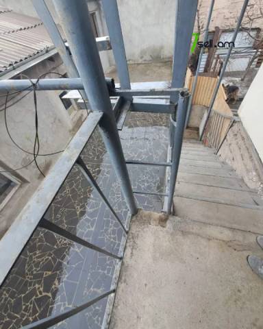 Երկու հարկանի քարե տուն Դավիթ Մալյան փողոցում Ավանում, 478 քմ, կոսմետիկ վերանորոգում