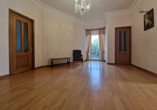 Երեք հարկանի քարե տուն Այգեկցու փողոցում Արաբկիրում, 430 ք.մ., 3+ սանհանգույց, կապիտալ վերանորոգված