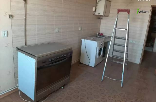 4 սենյականոց բնակարան Աղբյուր Սերոբի փողոցում, 106 ք.մ., 8/16 հարկ, մասնակի վերանորոգում