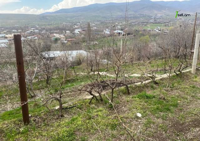 Մեկ հարկանի քարե տուն 1-ին փողոցում Գառնիում, 125 ք.մ., 2 սանհանգույց