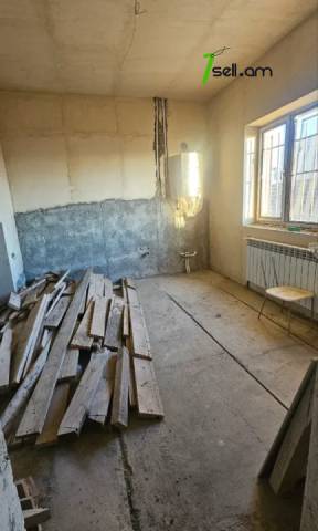 Երեք հարկանի քարե տուն Խաչատուր Աբովյանի 21-րդ փողոցում Առինջում, 1360 ք.մ., 3+ սանհանգույց