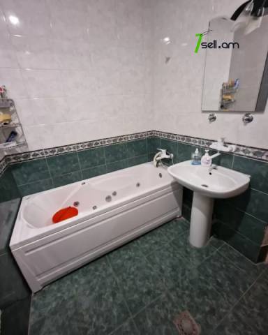 Երեք հարկանի քարե տուն Աջափնյակում, 500 ք.մ., 3+ սանհանգույց, եվրովերանորոգված