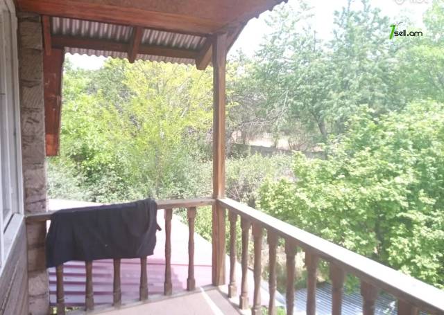 Երեք հարկանի քարե ամառանոց 16-րդ փողոցում Գետամեջում, 148 ք.մ., 2 սանհանգույց, մասնակի վերանորոգում