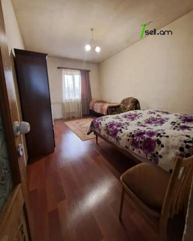 Մեկ հարկանի քարե տուն 5-րդ փողոցում Զովունիում, 350 ք.մ., մասնակի վերանորոգում