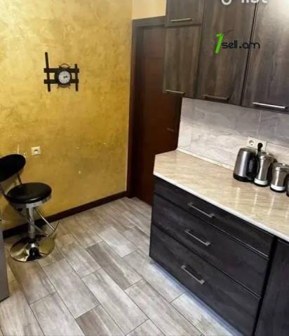 4 սենյականոց բնակարան Թոթովենցի փողոցում, 78 ք.մ., 3/5 հարկ, կապիտալ վերանորոգված, քարե շենք