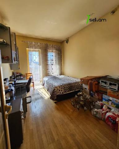 Երկու հարկանի քարե տուն Չարենցի փողոցում կենտրոնում, 740 ք.մ., 3+ սանհանգույց, կապիտալ վերանորոգված