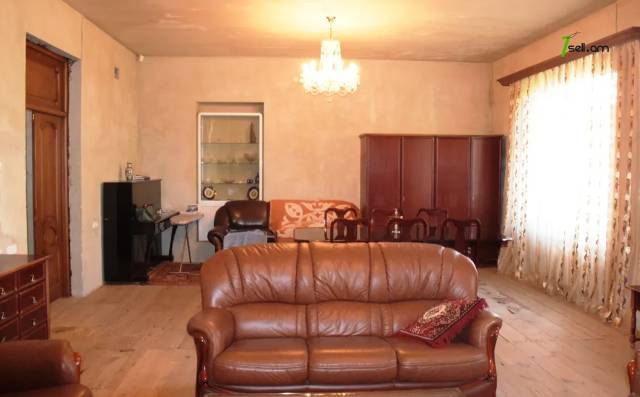 5 սենյականոց բնակարան Ավետիք Իսահակյանի փողոցում, 227 ք.մ., 2 սանհանգույց, բարձր առաստաղներ